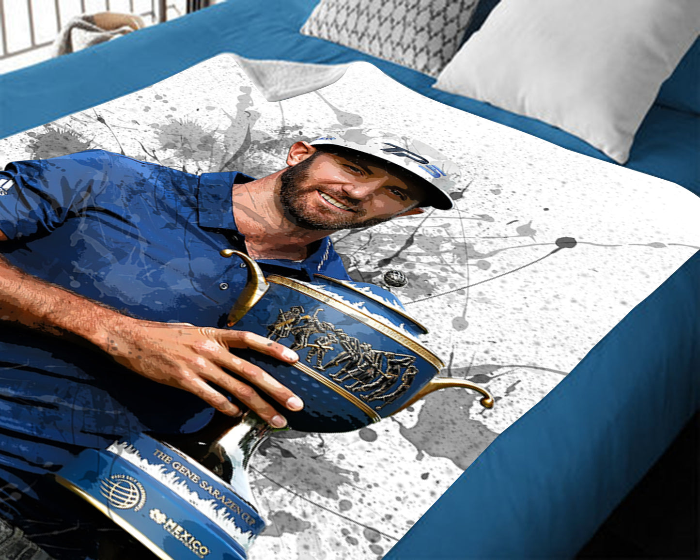 Manta polar con efecto salpicado de Dustin Johnson con trofeo