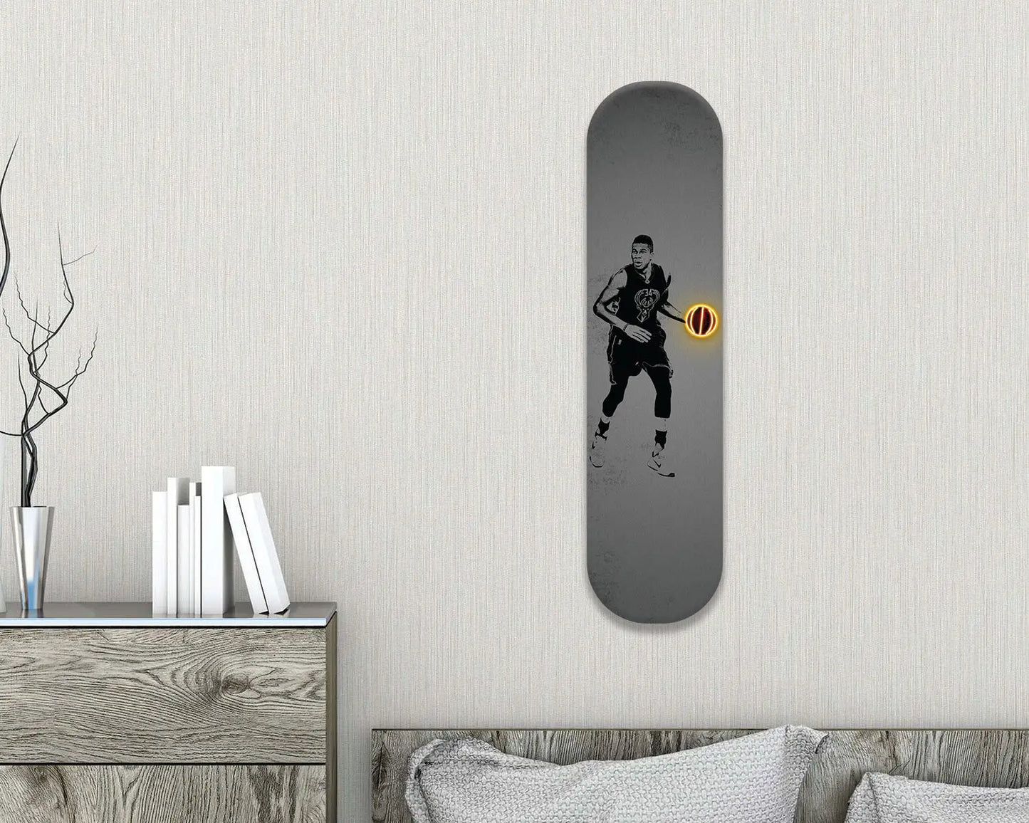 Arte mural de acrílico con la imagen de una patineta de Giannis Antetokounmpo